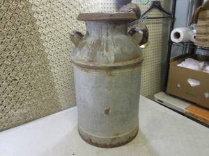 lot 181 image: (EW4) Vintage Metal Milk Can with L...