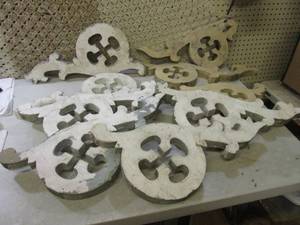 lot 184 image: (RM1) Vintage Exterior Decorative W...