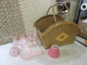 lot 185 image: (RM3) Vintage Wicker Basket wit hFr...