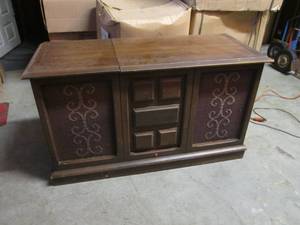 lot 187 image: (EW2) Vintage Howard AMFM Turntabl...