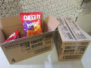 lot 224 image: (C-3) 12 Bags of Cheez-It Duoz Snac...