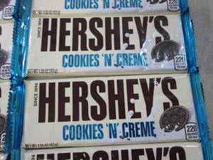 lot 261 image: (B-1) 12 Hersheys Cookies N Creme C...
