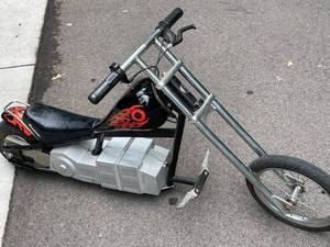 lot 17 image: Razor Electric Childs Motorcycle