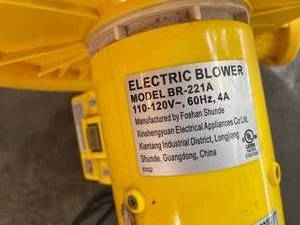lot 19 image: Electric Blower