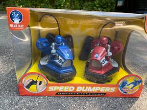 lot 33 image: Speed Bumpers Head to Head RC Battle Vehicles (NEW)