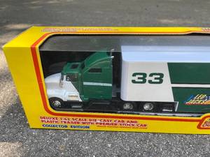 lot 36 image: 1994 Nascar Racing Champions Collectors Edition Cab  Trailer  Stock Car