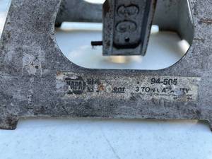 lot 102 image: 2 Three Ton Jack Stands