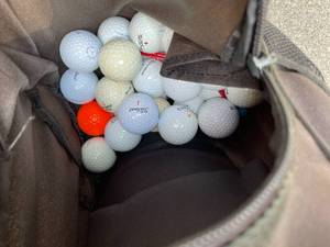 lot 145 image: Bennington Gold Bag With Cleveland and Spectra Golf Clubs