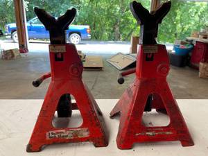 lot 180 image: Two 3 Ton Jack Stands