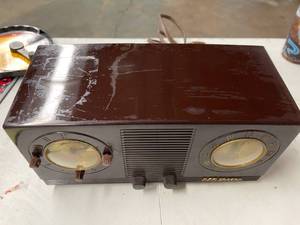 lot 204 image: Vintage RCA Victor Radio