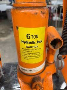 lot 205 image: Hydraulic 6 Ton Jack