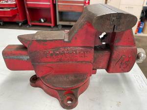 lot 226 image: Craftsman 4 12 Bench Vise