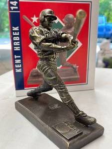 lot 321 image: Kent Hrbeck Collectable Figure