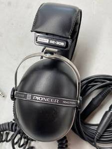 lot 323 image: Pioneer Headphones With Extension Cord