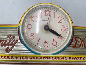 lot 329 image: Vintage Plastic New Haven Battery Operated Clock