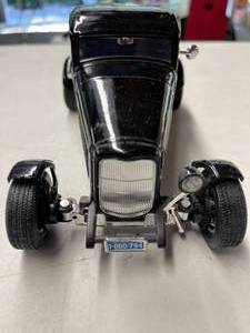 lot 380 image: 1932 Ford Coupe Motor Max Die Cast Model