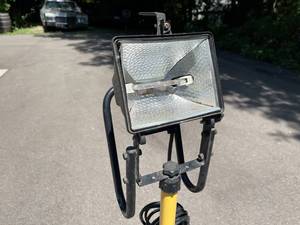 lot 391 image: Adjustable Height Halogen Garage Light