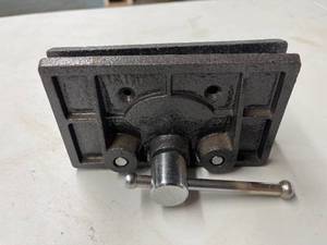 lot 412 image: Metal Bench Mount Vise