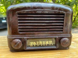 lot 419 image: Vintage Airline Radio