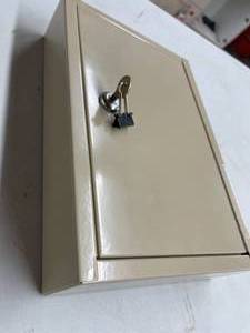 lot 450 image: Wall Mount Metal Locking Key Box
