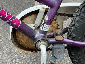 lot 468 image: Girls Magna Starburst  16 Inch Bike