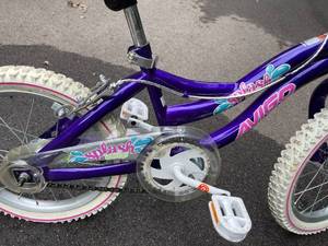 lot 469 image: Avigo Splash Girls Bike
