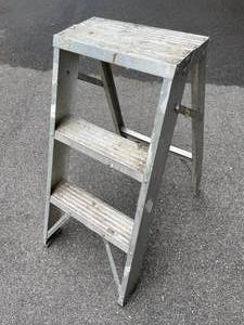 lot 472 image: 26 Inch Step Aluminum Step Ladder