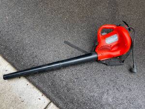 lot 477 image: Black and Decker Electric Leaf Blower