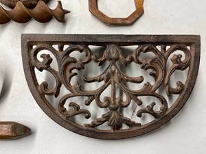 lot 486 image: Vintage Metal Deco Lot