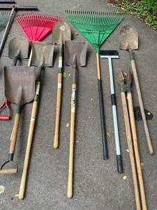 lot 492 image: Long Handled Tool Lot