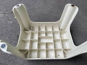lot 499 image: Rubbermaid 300 LB Step Stool