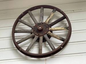 lot 513 image: Vintage Wagon Wheel