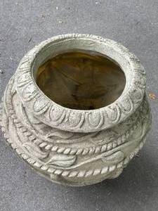 lot 519 image: Large Resin Planter
