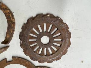 lot 521 image: Vintage Rusty Decor