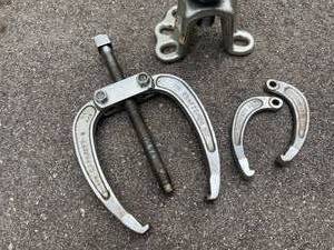 lot 536 image: Slide Hammer and Gear Puller With Exchangeable Parts