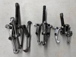 lot 545 image: 3 Gear Pullers