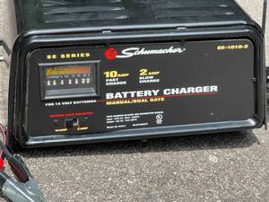 lot 564 image: Schumacher Battery Charger