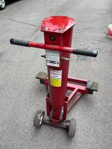 lot 572 image: Carolina 1.5 Ton Air End Lift