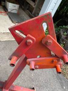 lot 589 image: Heavy Duty 750 LB Engine Stand