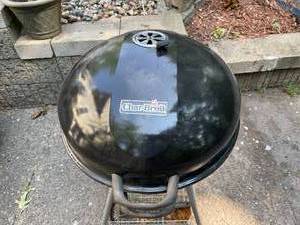 lot 633 image: Charbroil Rolling Charcoal Grill