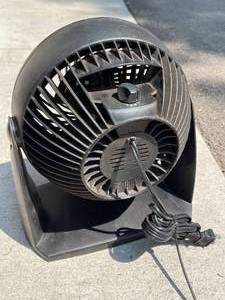 lot 635 image: Honeywell 9 Inch Table Fan