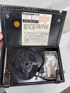 lot 636 image: Vintage Realtone AM  FM Radio