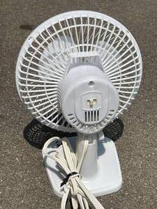 lot 656 image: Cool Breeze 2Speed 8 Inch Table Fan
