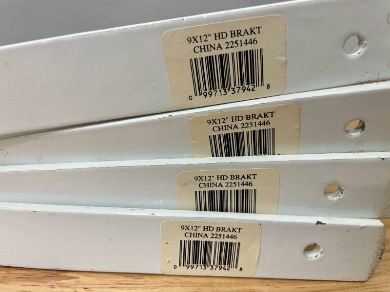 lot 75 image: Lot of 4 Heavy Duty White L Brackets