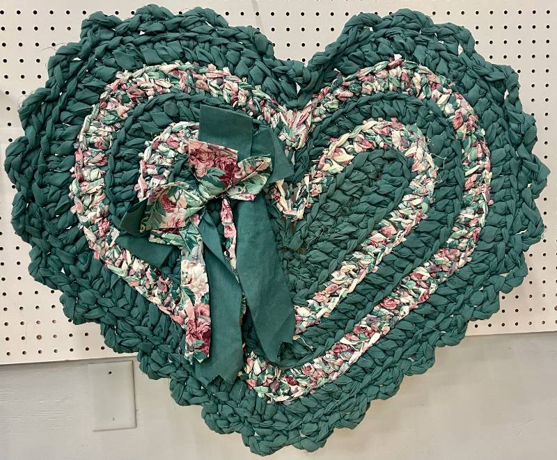 lot 30 image: Custom Made Loose Amish Knot Rag Wall Hanging Rug
