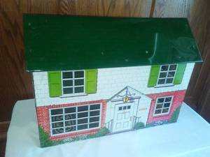 lot 11 image: Marx, 50s Metal 2 story Doll House. Vivid colors (19.5 x 14 x 8.)