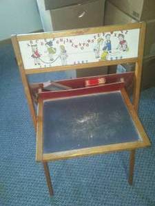 lot 22 image: Cass toys chalk board desk. Collapsible (33 x 23 x 20.)