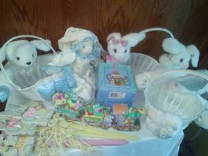 lot 42 image: Gorgeous Easter baskets. Dcor, and much more, 3 boxes.