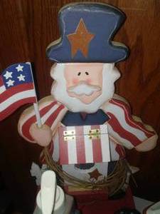 lot 43 image: Holiday Dcor, 4th of July, and Valentines Day stuff.