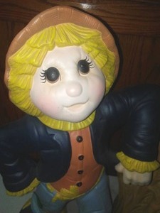 lot 46 image: Pottery scarecrow and 20 in corn stalk